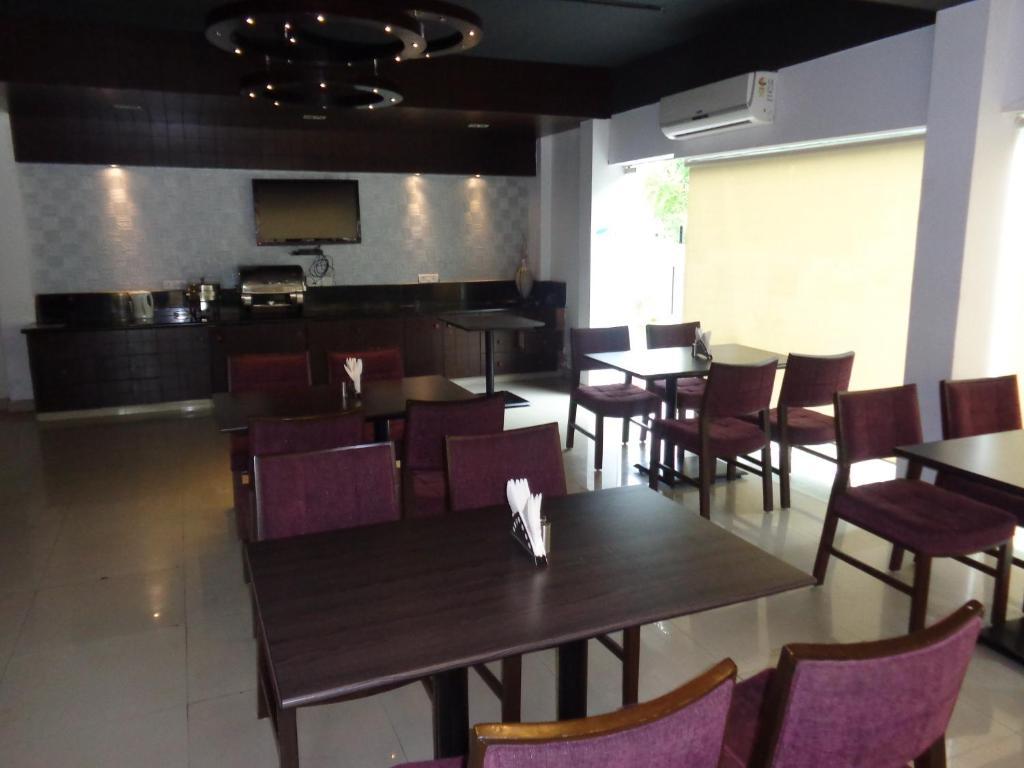 Oyster Airport Hotel Hyderabad Eksteriør billede