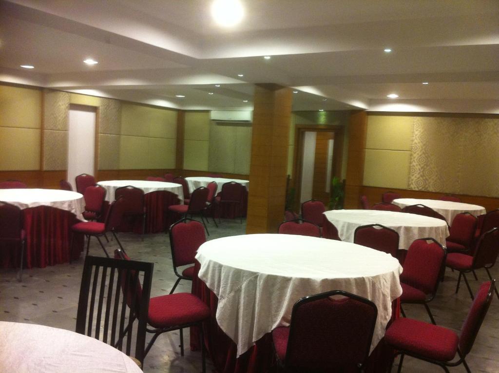 Oyster Airport Hotel Hyderabad Eksteriør billede